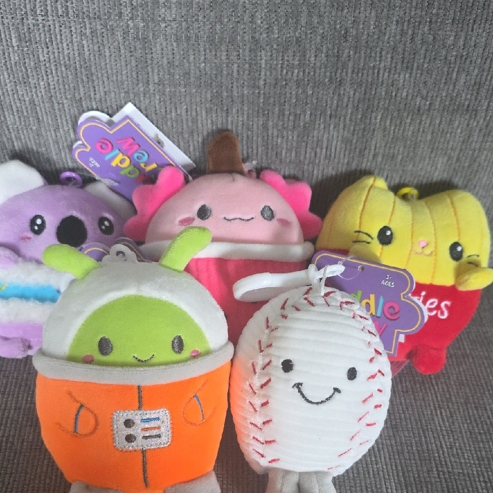 Cuddle Crew Plush Toys With Keychain Attachment For Backpacks - Picture 9 of 10